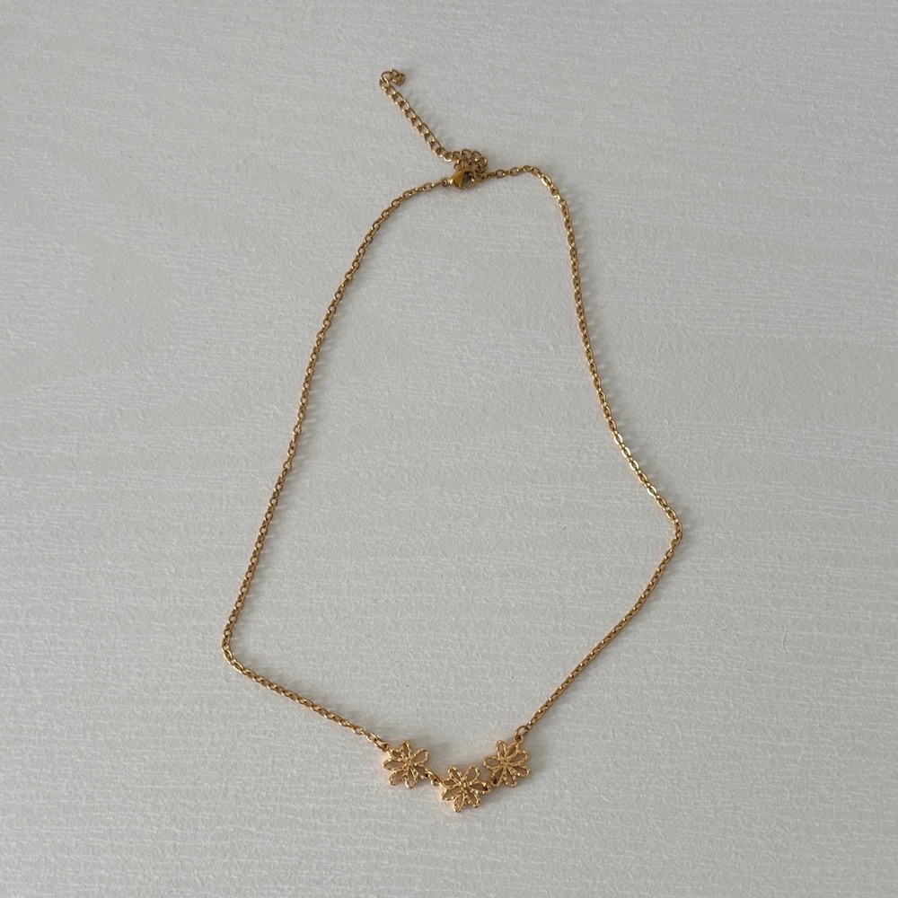 Elegant Gold Floral Necklace